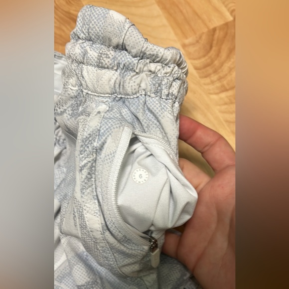 Lululemon tracker shorts size 6 (pattern gray) - Picture 4 of 4